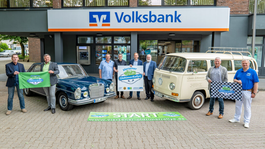 Freuen sich auf die 34. Viersener OldtimerRallye ... mit Publikum: Holger Keller (Citymanagement der Stadt Viersen), André Wuttke (Viersen aktiv e. V.), Marko Dillikrath (Teilnehmer), ANdreas Bach (Volksbank Viersen eG), Steffen Hahn und Michael Eichstädt (beide Viersen aktiv e. V.), Thomas Biastoch (Motorsportclub Süchteln) und Pierre Halley (Teilnehmer)