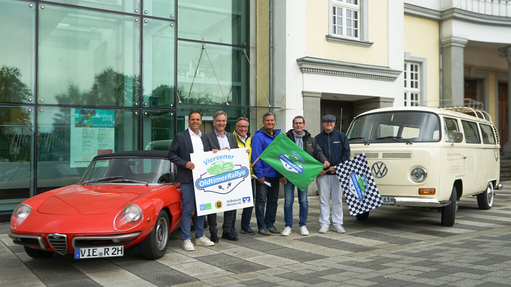 Sie freuen sich auf die 37 Ausgabe der Viersener OldtimerRallye (von links): Michael Willemse, Vorstand der Volksbank Viersen, Christoph Hopp, Bürgermeister der Stadt Viersen, Rainer Schnäbler, Motorsportclub Süchteln, Arno Rennen, Besitzer des Alfa Romeo Spider und Teilnehmer der Ausfahrt, Holger Keller, Citymanagement der Stadt Viersen, und Pierre Halley, Fahrer des VW T2 und Teilnehmer der Ausfahrt.